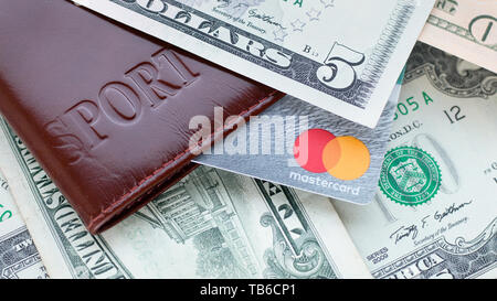 Moscou, Russie - Mai 2019 : International travel concept. Passeport, carte de crédit avec Mastercard et le logo de billets en dollars US. Image 16:9 Banque D'Images
