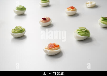 Oeufs farcis savoureux sur fond blanc Banque D'Images