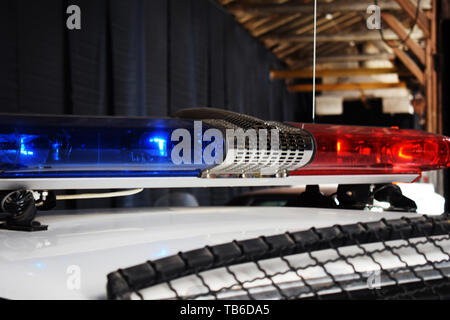 Clignote rouge et bleu sur les voitures de patrouille de l'unité spécialisée. Banque D'Images