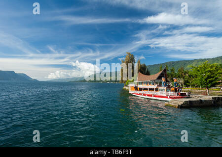 Maisons et hôtels sur le Lac Toba à Tuk Tuk, presqu'île Samosir, Sumatra, Indonésie Banque D'Images