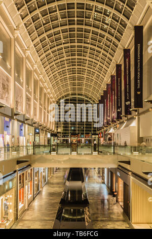 23 MAI 2017 À SINGAPOUR : Le Shoppes at Marina Bay Sands interiors et ambiance Banque D'Images