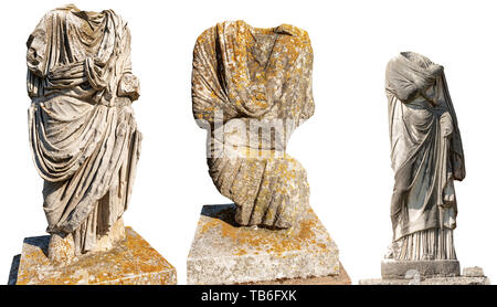Trois statues romaines en marbre avec toga sans tête isolé sur fond blanc. Ostia Antica, colonie fondée au septième siècle avant Jésus-Christ. Rome, Latium, Banque D'Images