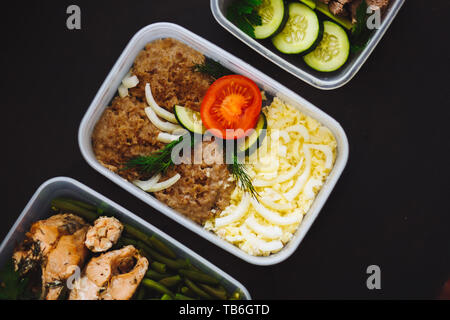 Close up de la viande et des légumes dans des conteneurs sur fond noir, vue du dessus. collation, dîner, déjeuner. Banque D'Images