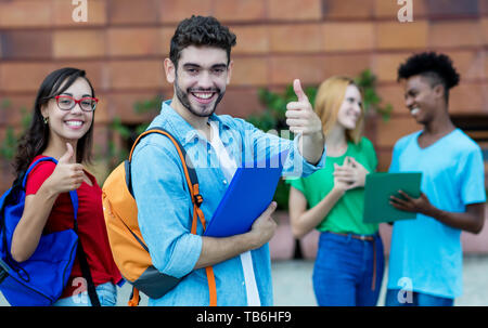 Cheering hispanic male et femelle de race blanche l'extérieur en été pour étudiants Banque D'Images