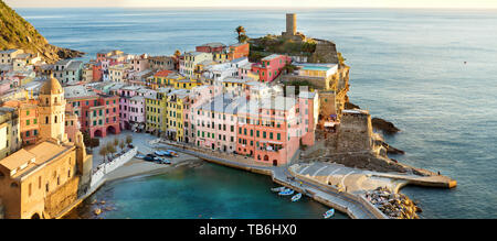 Maisons colorées et petit port de plaisance de Vernazza, l'un des cinq villages vieux de plusieurs siècles de Cinque Terre, situé sur la côte nord-ouest de l'Italien robuste Ri Banque D'Images