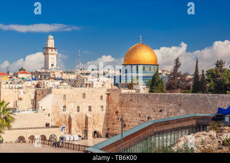 Mur Occidental à Jérusalem est un important lieu sacré juif alors que le Dôme du rocher est un endroit important pour le monde arabe Banque D'Images