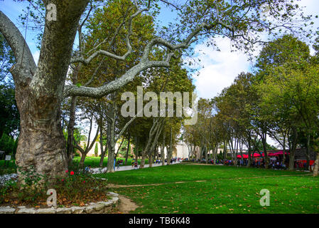 Istanbul, Turquie - Sep 28, 2018. Le jardin principal du Palais de Dolmabahce, avec la porte impériale ou Porte de Sultan à Istanbul, Turquie. Banque D'Images