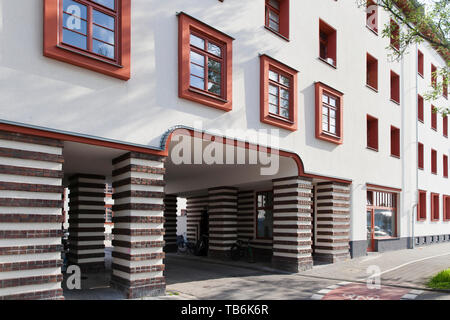 L'ensemble immobilier Naumann dans le quartier Riehl, construit dans les années 1927-1929, la passerelle, Cologne, Allemagne. Naumannsiedlung die im Stadtteil Riehl, dans Banque D'Images