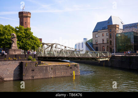 Le pont tournant sur le port de Rheinau, la tour Malakoff et le Musée du Chocolat, Cologne, Allemagne. die geoeffnete Drehbruecke Rheinauhafe m Banque D'Images