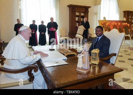 Le pape François rencontre Faure Essozimna Gnassingbe, Président de la République du Togo, au cours d'une audience privée dans le Palais apostolique du Vatican comprend : le Pape François, Faure Essozimna Gnassingbe Où : Rome, Italie Quand : 29 Avr 2019 Crédit : IPA/WENN.com **Uniquement disponible pour publication au Royaume-Uni, USA, Allemagne, Autriche, Suisse** Banque D'Images