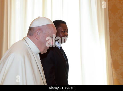 Le pape François rencontre Faure Essozimna Gnassingbe, Président de la République du Togo, au cours d'une audience privée dans le Palais apostolique du Vatican comprend : le Pape François, Faure Essozimna Gnassingbe Où : Rome, Italie Quand : 29 Avr 2019 Crédit : IPA/WENN.com **Uniquement disponible pour publication au Royaume-Uni, USA, Allemagne, Autriche, Suisse** Banque D'Images