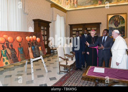 Le pape François rencontre Faure Essozimna Gnassingbe, Président de la République du Togo, au cours d'une audience privée dans le Palais apostolique du Vatican comprend : le Pape François, Faure Essozimna Gnassingbe Où : Rome, Italie Quand : 29 Avr 2019 Crédit : IPA/WENN.com **Uniquement disponible pour publication au Royaume-Uni, USA, Allemagne, Autriche, Suisse** Banque D'Images