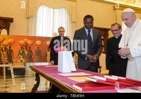 Le pape François rencontre Faure Essozimna Gnassingbe, Président de la République du Togo, au cours d'une audience privée dans le Palais apostolique du Vatican comprend : le Pape François, Faure Essozimna Gnassingbe Où : Rome, Italie Quand : 29 Avr 2019 Crédit : IPA/WENN.com **Uniquement disponible pour publication au Royaume-Uni, USA, Allemagne, Autriche, Suisse** Banque D'Images