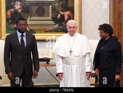 Le pape François rencontre Faure Essozimna Gnassingbe, Président de la République du Togo, au cours d'une audience privée dans le Palais apostolique du Vatican comprend : le Pape François, Faure Essozimna Gnassingbe Où : Rome, Italie Quand : 29 Avr 2019 Crédit : IPA/WENN.com **Uniquement disponible pour publication au Royaume-Uni, USA, Allemagne, Autriche, Suisse** Banque D'Images