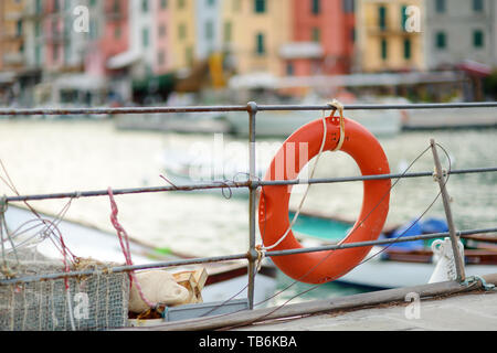Bouée en marina de Porto Venere, ville située dans la province de La Spezia en Ligurie, une partie de la Riviera italienne, l'Italie. Banque D'Images
