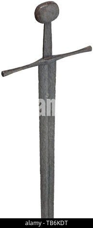 Une épée chevaleresque du nord de l'Italie, 1ère moitié du 14e siècle, arme à double lame avec fullers étroite des deux côtés. Le tiers supérieur avec coeur en argent incrusté de points des deux côtés. Tout droit, quillons avec embouts coniques élargies. Lourd, tang légèrement coniques avec pommeau disque ovale horizontal. Longueur 95 cm. épée, épées, armes, d'armes, l'arme, le bras, appareil de combat, militaire, militaria, objet, objets, alambics, clipping, coupures, cut out, cut-out, cut-outs, arme de mêlée, armes de mêlée, métal, historique, historique moyen-âge, Additional-Rights Clearance-Info-Not-Available- Banque D'Images