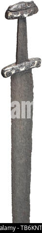 Une épée Viking du nord de l'Europe, 11e siècle, large lame à double lame avec télévision fuller des deux côtés. Le quart supérieur de la lame avec du linéaire en bronze incrusté croix armés des deux côtés. Court, légèrement courbé, quillons tang coniques avec pommeau faite en deux morceaux. Quillons pommeau et entièrement recouverte de placage argent et décoré de cercles concentriques. Longueur 92,5 cm. épée, épées, armes, d'armes, l'arme, le bras, appareil de combat, militaire, militaria, objet, objets, alambics, clipping, coupures, cut out, cut-out, cut-outs,-Clearance-Info Additional-Rights , mêlée-Not-Available Banque D'Images