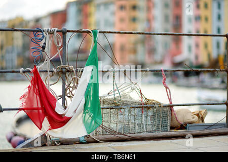 Drapeau Italien en marina de Porto Venere, ville située dans la province de La Spezia en Ligurie, une partie de la Riviera italienne, l'Italie. Banque D'Images