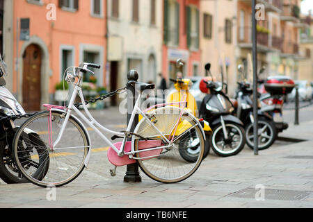 Rangée de vélos garés sur les belles rues médiévales de la ville de Bergame, Lombardie, Italie. Banque D'Images