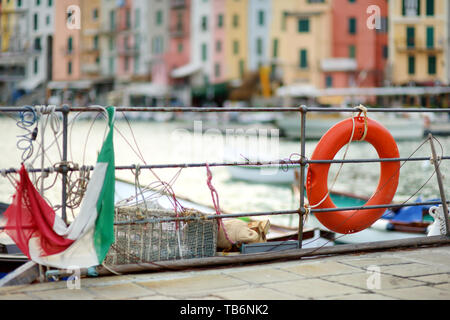 Bouée en marina de Porto Venere, ville située dans la province de La Spezia en Ligurie, une partie de la Riviera italienne, l'Italie. Banque D'Images