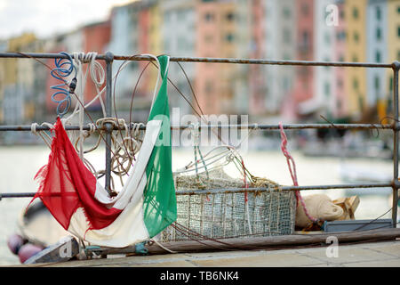 Drapeau Italien en marina de Porto Venere, ville située dans la province de La Spezia en Ligurie, une partie de la Riviera italienne, l'Italie. Banque D'Images