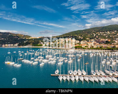 Vue aérienne de petits yachts et bateaux de pêche dans la ville de Lerici, situé dans la province de La Spezia en Ligurie, une partie de la Riviera italienne, l'Italie. Banque D'Images