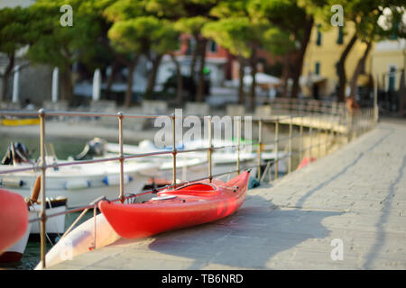 Les petits yachts et bateaux de pêche au port de plaisance de Porto Venere, ville située dans la province de La Spezia en Ligurie, une partie de la Riviera italienne, l'Italie. Banque D'Images