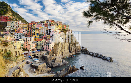 Manarola, construit sur un haut rocher à 70 mètres au-dessus du niveau de la mer, l'un des plus romantiques et charmants villages des Cinque Terre, Ligurie, Italie du nord. Banque D'Images