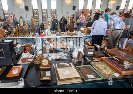 Fort Smith, Arkansas - Articles religieux et objets de la vie quotidienne ont été mises aux enchères au monastère sainte Scholastique. Le monastère est la réduction des effectifs dans une bien Banque D'Images