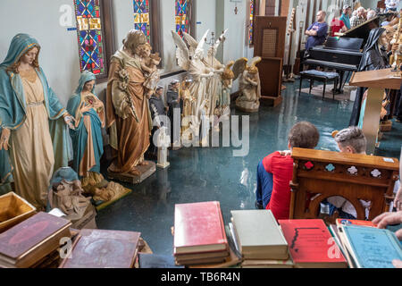 Fort Smith, Arkansas - Articles religieux et objets de la vie quotidienne ont été mises aux enchères au monastère sainte Scholastique. Le monastère est la réduction des effectifs dans une bien Banque D'Images