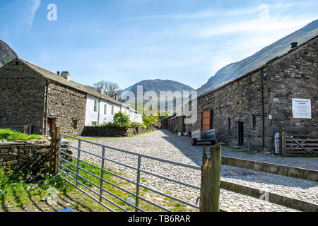 Seathwaite ferme, et des chalets, Borrowdale, près de Keswick, Lake District, Cumbria UK. Seathwaite est connu comme l'endroit le plus humide en Angleterre Banque D'Images