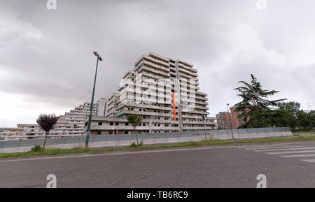 Naples, Italie- 30 mai, 2019:le début des travaux de la démolition de la Scampia sail qui va détruire définitivement le symbole de la dégradation et de la criminalité Banque D'Images