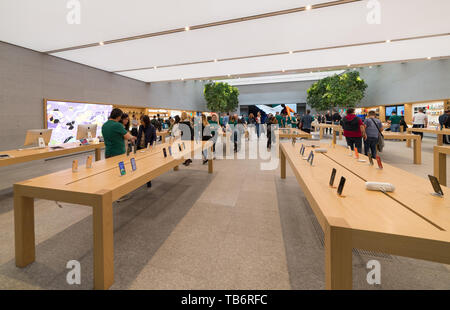 Milan, Italie - 30 avril, 2019 : Undefined les gens dans l'Apple Store à Milan Banque D'Images