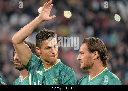 Cristiano Ronaldo de 'Campioni per la Ricerca' (C) fait un geste au cours d'une 'Partita Del Cuore' Charity match au Stade Allianz. Campioni per la Ricerca gagner l 'champions' recherche 3-2 contre l'italien 'chanteurs' National. Banque D'Images