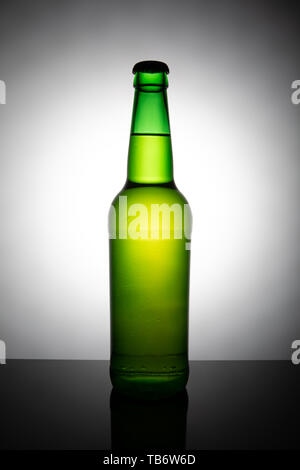 Bouteille de bière verte isolée sur fond blanc. Banque D'Images