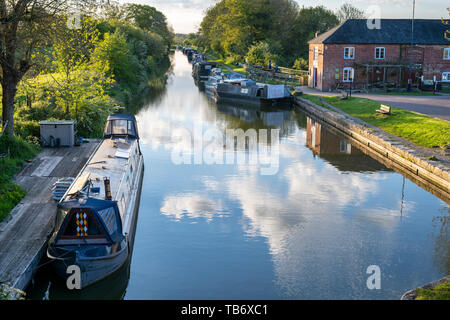 Des bateaux sur le canal Kennet and Avon Canal à Pewsey Wharf au printemps. Pewsey, Wiltshire, Angleterre Banque D'Images