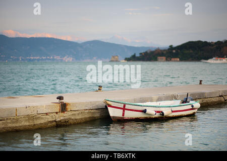 Seul bateau de pêche en port de plaisance de Porto Venere, ville située dans la province de La Spezia en Ligurie, une partie de la Riviera italienne, l'Italie. Banque D'Images