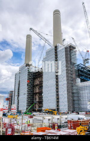 Les échafaudages autour de la Battersea Power Station, maintenant un important développement de nouveau site. Banque D'Images
