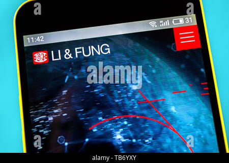 Berdiansk, Ukraine - 10 mai 2019 : Editorial de Li et Fung accueil du site. Li et Fung visible le logo sur l'écran du téléphone Banque D'Images