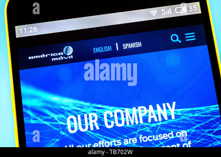 Berdiansk, Ukraine - 10 mai 2019 : rédaction d'illustration d'America Movil accueil du site. America Movil logo visible sur l'écran du téléphone Banque D'Images