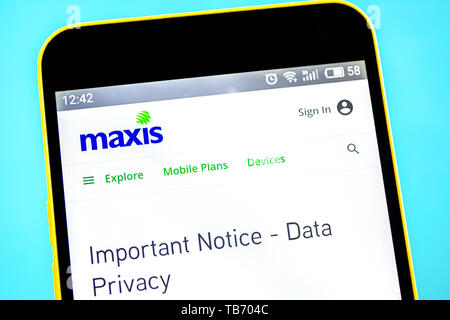 Berdiansk, Ukraine - 12 mai 2019 : Editorial de Maxis d'accueil du site. Logo Maxis visible sur l'écran du téléphone Banque D'Images