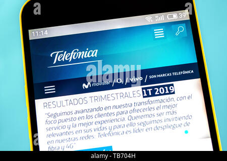 Berdiansk, Ukraine - 10 mai 2019 : Editorial de Telefonica d'accueil du site. Logo Telefonica visible sur l'écran du téléphone Banque D'Images