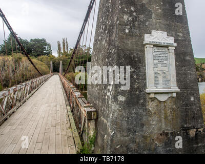 Clifden Clifden Suspension Bridge et tableau d'honneur, commémorant les hommes de l'arrondissement qui ont donné leur vie dans la guerre mondiale 1, Southland, Nouvelle-Zélande Banque D'Images