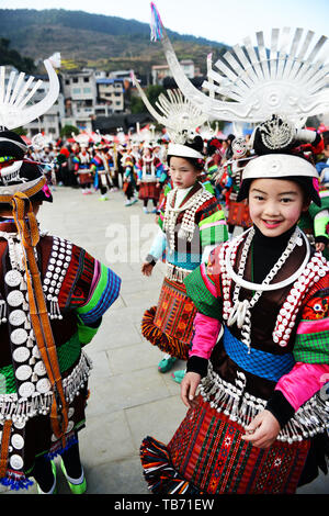 Zhouxi filles Miao portant des costumes traditionnels au cours de la Lusheng festival. Banque D'Images