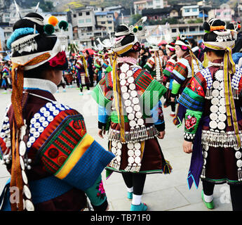 Zhouxi filles Miao portant des costumes traditionnels au cours de la Lusheng festival. Banque D'Images