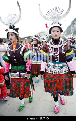 Zhouxi filles Miao portant des costumes traditionnels au cours de la Lusheng festival. Banque D'Images