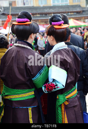 Les femmes Miao Zhouxi portant des costumes traditionnels au cours de la Lusheng festival. Banque D'Images