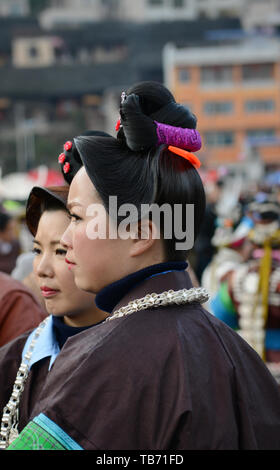 Les femmes Miao Zhouxi portant des costumes traditionnels au cours de la Lusheng festival. Banque D'Images