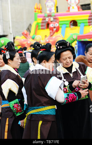 Les femmes Miao Zhouxi portant des costumes traditionnels au cours de la Lusheng festival. Banque D'Images