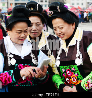 Les femmes Miao Zhouxi portant des costumes traditionnels au cours de la Lusheng festival. Banque D'Images